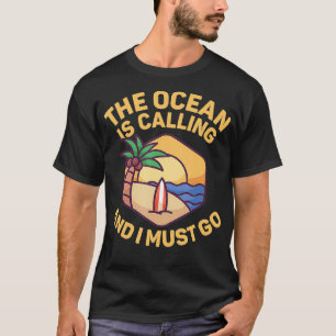 Camiseta Surfista De Windsurf El Océano Está Llamando Y Deb