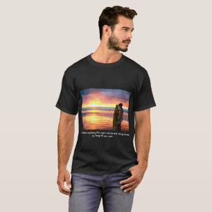 Camiseta Surfista en la playa Sunrise con el lema T Shirt