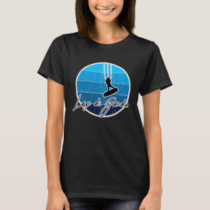 Camiseta Surfistas de cometas practicando kite surf en el l