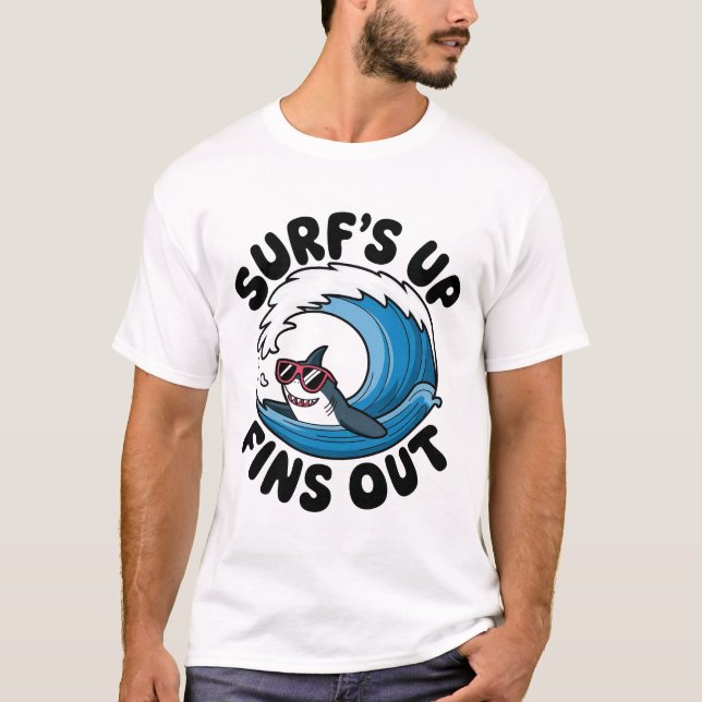 Camiseta Surf's Up, Fins Out - Diseño de Surfing Guay (Anverso)