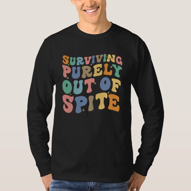 Camiseta Surviving Purely Out Of Spite Saying Retro Groovy  (Anverso)