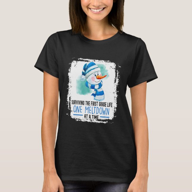 Camiseta surviving the First Grade life one meltdown at a t (Anverso)