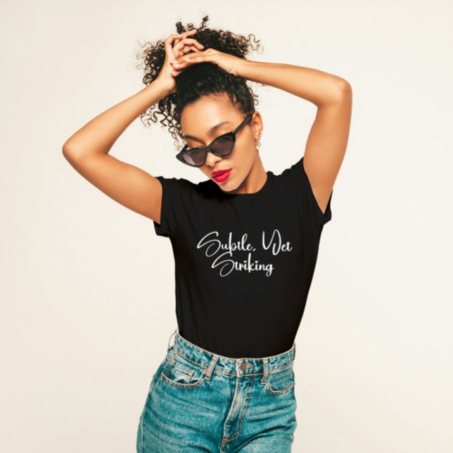 Camiseta "Sutil pero sorprendente" Minimalista confiado (Subido por el creador)