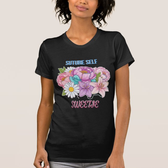 Camiseta “Suture Self, Sweetie” Funny Nurse-Dark Humor (Anverso)