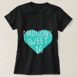 Camiseta Sweet 16 16th Birthday T-Shirt<br><div class="desc">La camiseta de 16 cumpleaños Gray Sweet incluye tu nombre y el texto dulce 16 en una tipografía simple y moderna escrita a mano en blanco elegante sobre un corazón azul brillante. Diseñado exclusivamente para usted por Happy Dolphin Studio.</div>