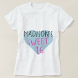 Camiseta Sweet 16 16th Birthday T-Shirt<br><div class="desc">La suculenta camiseta de 16 años muestra tu nombre y el texto dulce de 16 en una sencilla y moderna tipografía escrita a mano en un elegante color rosa y negro brillante sobre un corazón azul pastel. Diseñado exclusivamente para usted por Happy Dolphin Studio.</div>
