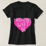 Camiseta Sweet 16 16th Birthday T-Shirt<br><div class="desc">La camiseta de 16 cumpleaños Gray Sweet incluye tu nombre y el texto dulce 16 en una tipografía simple y moderna escrita a mano en blanco elegante sobre un corazón rosa brillante. Diseñado exclusivamente para usted por Happy Dolphin Studio.</div>