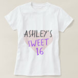 Camiseta Sweet 16 16th Birthday T-Shirt<br><div class="desc">La suculenta camiseta de 16 años muestra tu nombre y el texto dulce 16 en una simple tipografía escrita a mano en un elegante y brillante color morado y negro sobre un corazón rosado. Diseñado exclusivamente para usted por Happy Dolphin Studio.</div>