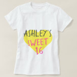 Camiseta Sweet 16 16th Birthday T-Shirt<br><div class="desc">La suculenta camiseta de 16 años muestra tu nombre y el texto dulce de 16 en una sencilla y moderna tipografía escrita a mano en un elegante color rosa y negro brillante en un corazón amarillo brillante. Diseñado exclusivamente para usted por Happy Dolphin Studio.</div>