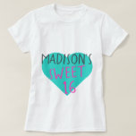 Camiseta Sweet 16 16th Birthday T-Shirt<br><div class="desc">La suculenta camiseta de 16 años muestra tu nombre y el texto dulce de 16 en una sencilla y moderna tipografía escrita a mano en un elegante color rosa y negro brillante en un corazón azul brillante. Diseñado exclusivamente para usted por Happy Dolphin Studio.</div>