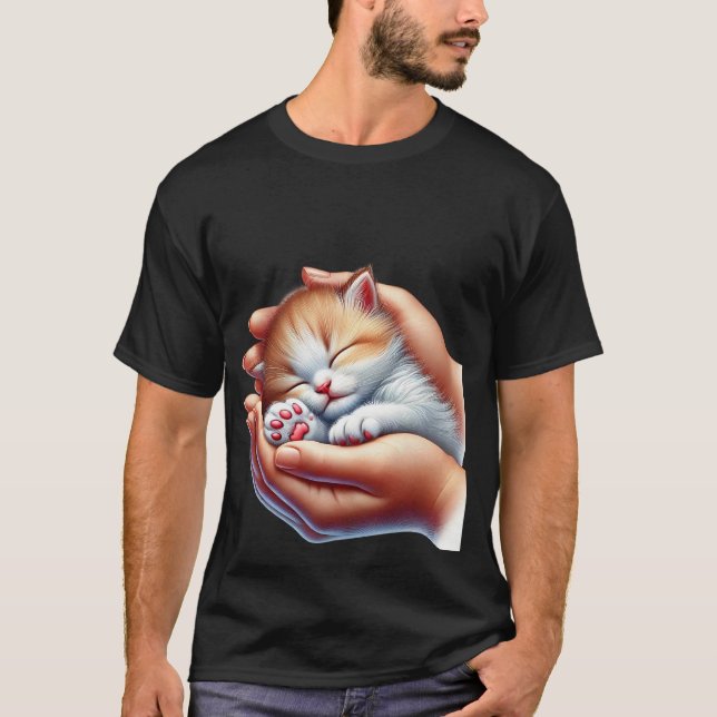 Camiseta Sweet Sleeping Kitten in Hands Tiny Calico Cat  ✨ (Anverso)