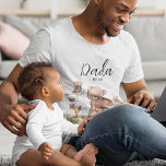 Camiseta Sweet Woodland Animal Baby ducha Dada Bear<br><div class="desc">Organizando una ducha de bebé, esta camiseta de oso Dada para la futura madre será la adición perfecta a tu planificación. Con una variedad de animales de bosque, un zorro, un erizo, un ratón, un búho, aves y una ardilla. Los estilos de fuente, el tamaño y el color se pueden...</div>