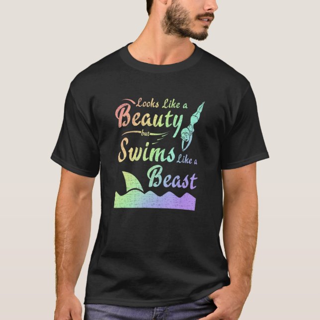 Camiseta Swim Team Looks Like Beauty Swims Like Beast Swimm (Anverso)