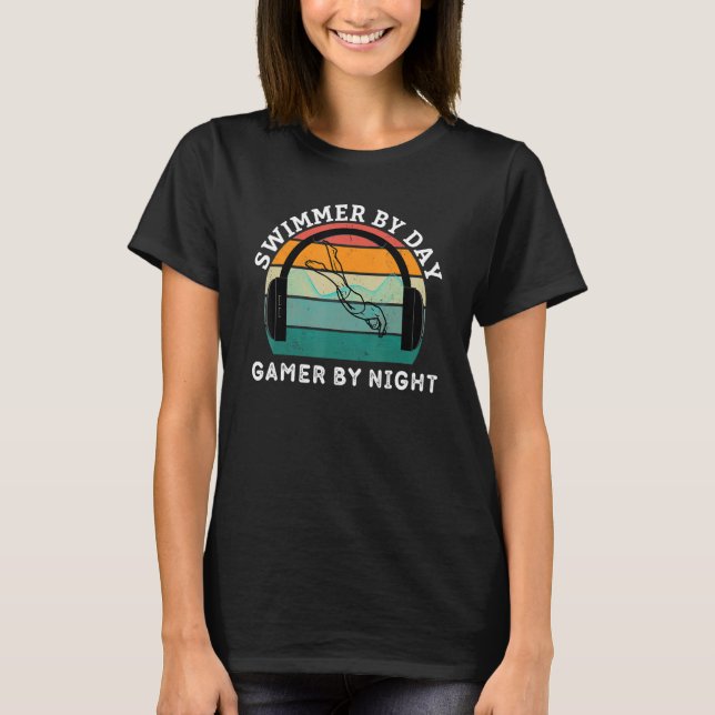 Camiseta Swimmer By Day Gamer By Night Swimming Game Lover  (Anverso)
