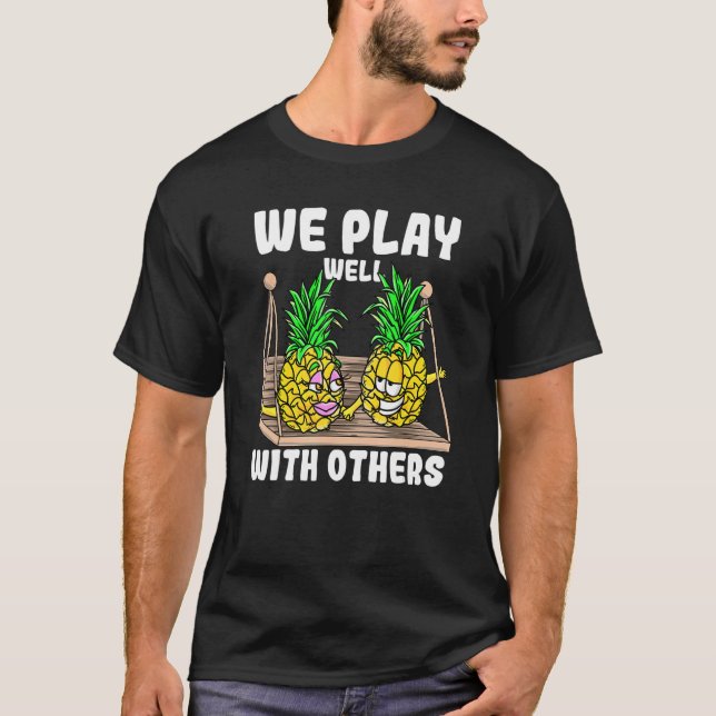 Camiseta Swinger We Play Well With Others Swinging Pineappl (Anverso)