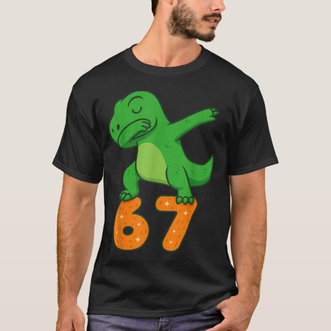 Camiseta T-rex Dinosaur Dabbing 67 Meme Six Seven Funny  (Anverso)