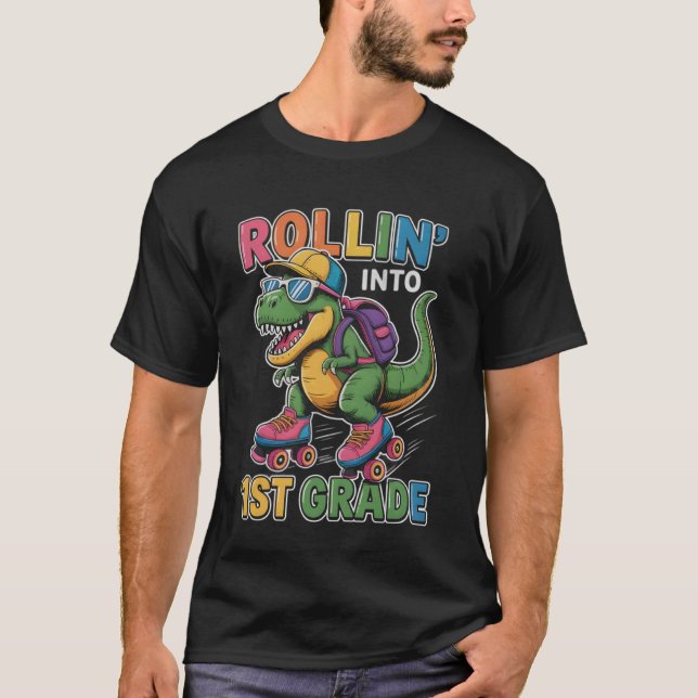 Camiseta T Rex Rollin into 1st Grade Back to School First D (Anverso)