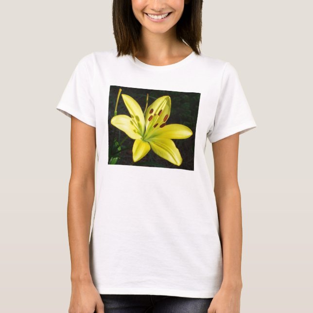 Camiseta T-shirt - brilliant yellow lily really stands out (Anverso)