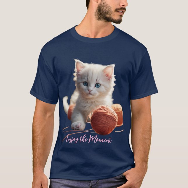 Camiseta T-ShirtEnjoy the Moment Cute Kitten Playing with Y (Anverso)