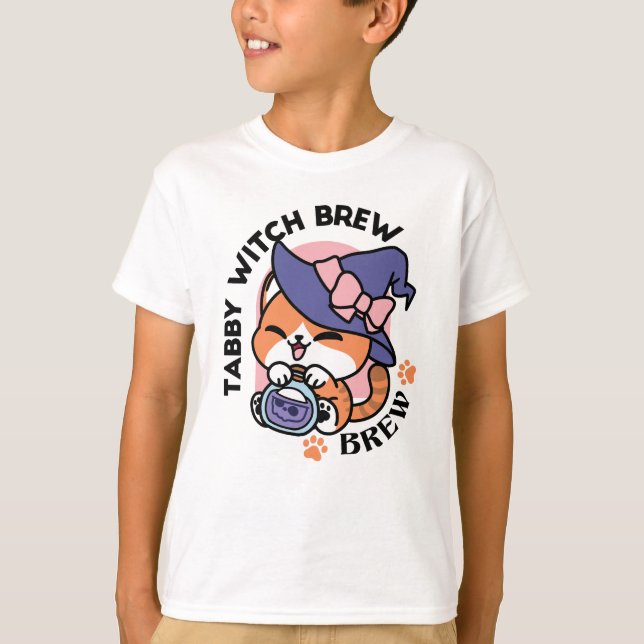 Camiseta Tabby Witch Brew – Cute Halloween Cat Design (Anverso)