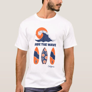 Camiseta Tablas de surf de arte retro atrevido Ride the Wav