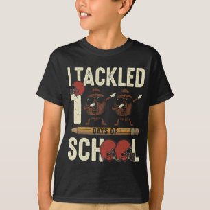 Camiseta Tackleé 100 Días de Escuela con Fútbol Dabbing