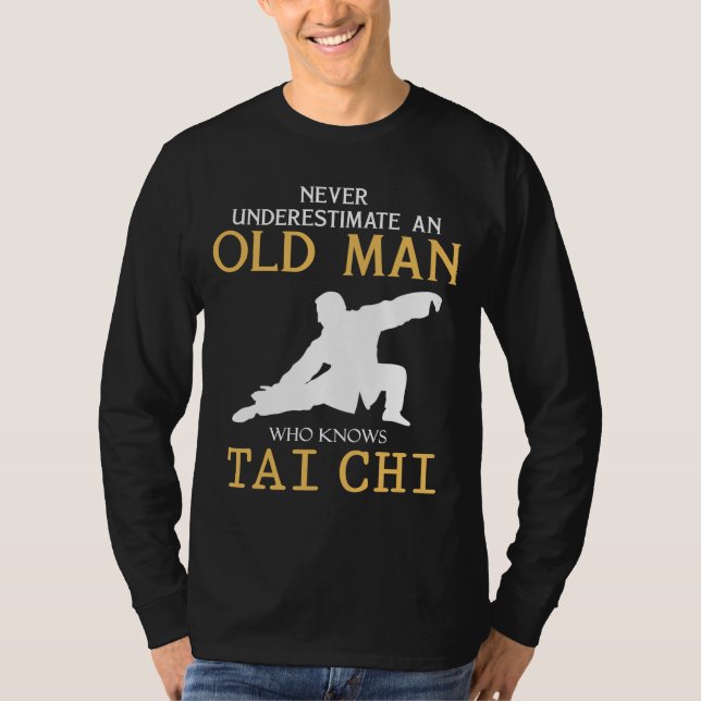 Camiseta Tai Chi Wit: Nunca subestimes a un anciano con yo (Anverso)