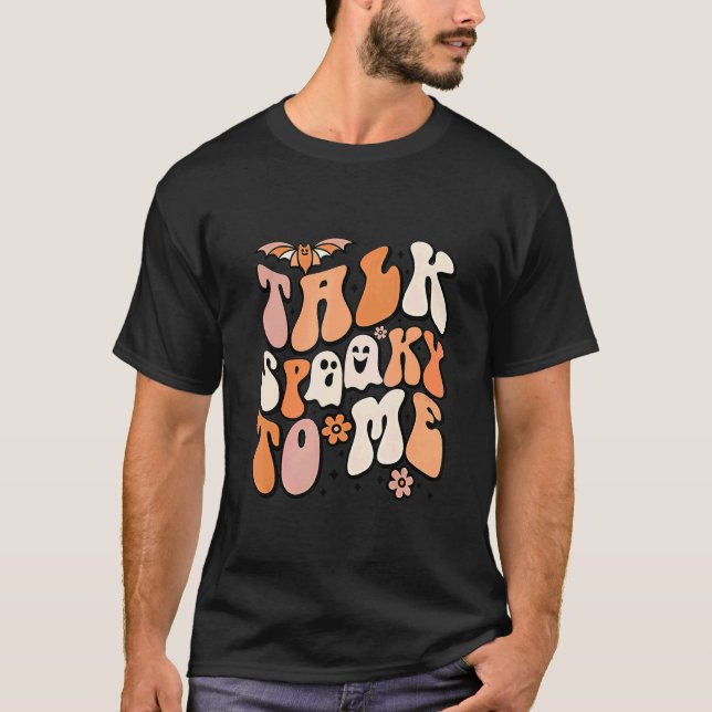 Camiseta Talk Spooky To Me Spooky Vibes Ghost  Groovy Hallo (Anverso)
