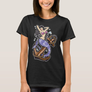 Camiseta Tan hermoso tatuaje de sirena en el mar con ancla