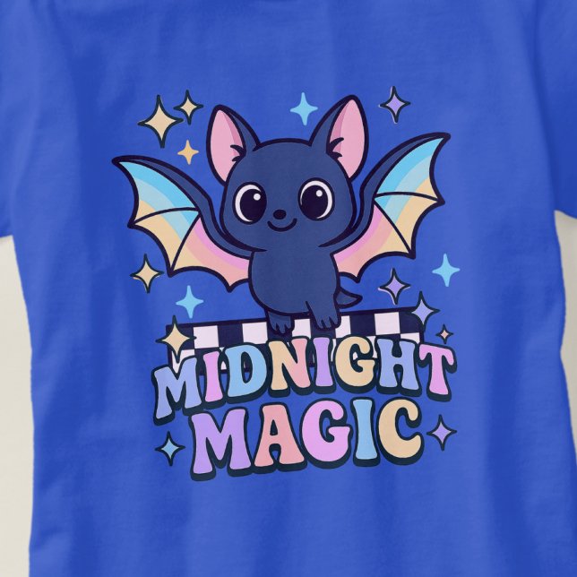 Camiseta Tapón de Halloween y tablero de cheques Retro Past (The midnight magic kawaii bat design shines with retro pastel charm.)