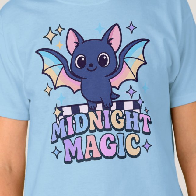 Camiseta Tapón de Halloween y tablero de cheques Retro Past (The midnight magic kawaii bat design shines with retro pastel charm.)
