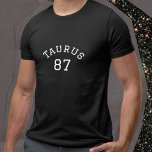 Camiseta Tauro | Cumpleaños negro<br><div class="desc">Presentamos nuestra camiseta de personalizable Taurus star que te permite mostrar orgullosamente tu signo de zodiaco y año de nacimiento en una tipografía blanca elegante y única! Fabricado con materiales de alta calidad y un diseño elegante, esta camiseta es la adición perfecta a cualquier armario de los aficionados a la...</div>
