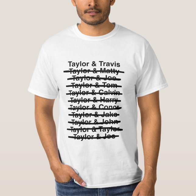 Camiseta Taylor & Travis 02 (Black Text / Black Line) (Anverso)