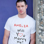 Camiseta ¿Te casarás conmigo? Corazón romántico rojo con no<br><div class="desc">¿Te casarás conmigo? Corazón Rojo Romántico con Nombre T-Shirt. ¿Te casarás conmigo con una cita en la tipografía moderna de escritura negra con un corazón rojo? Personaliza con tu nombre.</div>