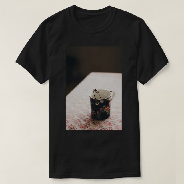 Camiseta Té en una mesa (Diseño del anverso)