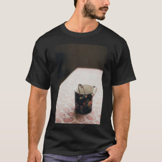 Camiseta Té en una mesa