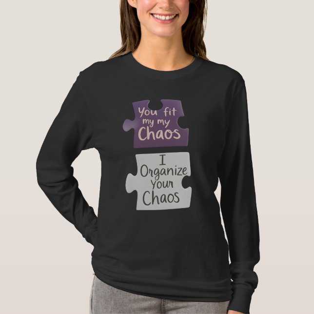 Camiseta Te Encajas De Mi Caos Organizo Tu Caos (Anverso)