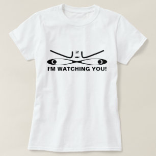 Camiseta Te Estoy Vigilando Humor Divertido y Macabro