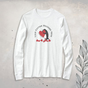 Camiseta ¡Te Quiero Más! Pingüino gracioso y corazón rojo