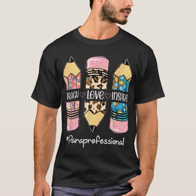 Camiseta Teach Love Inspire Paraprofesional Crayon (Anverso)
