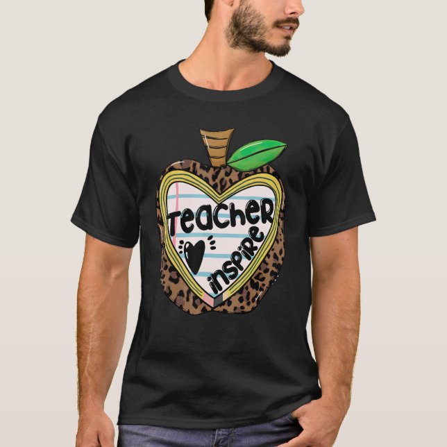 Camiseta Teacher Loves Inspire Leopard Apple School Life (Anverso)