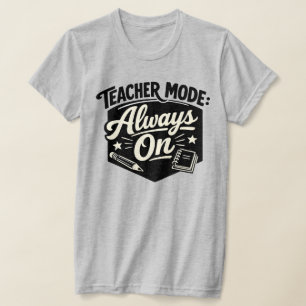 Camiseta Teacher Mode Siempre Activada – Insignia 