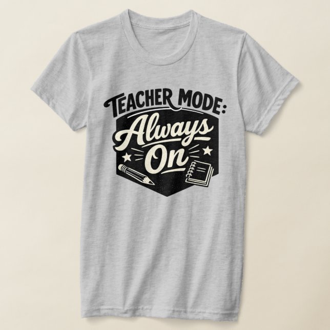 Camiseta Teacher Mode Siempre Activada – Insignia  (Distribución)