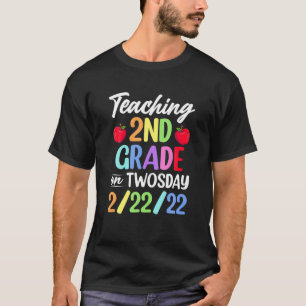 Camiseta Teaching 2Nd Grade On Twosday 2-22-22 22Nd Februar