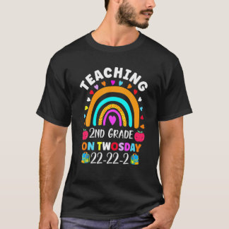 Camiseta Teaching Kindergarten Grade On Twosday 2-22-22 22N