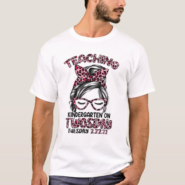 Camiseta Teaching Kindergarten On Twosday Tuesday 2-22-22 M (Anverso)