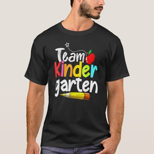 Camiseta Team Kindergarten Happy Back To School Teacher Stu (Anverso)