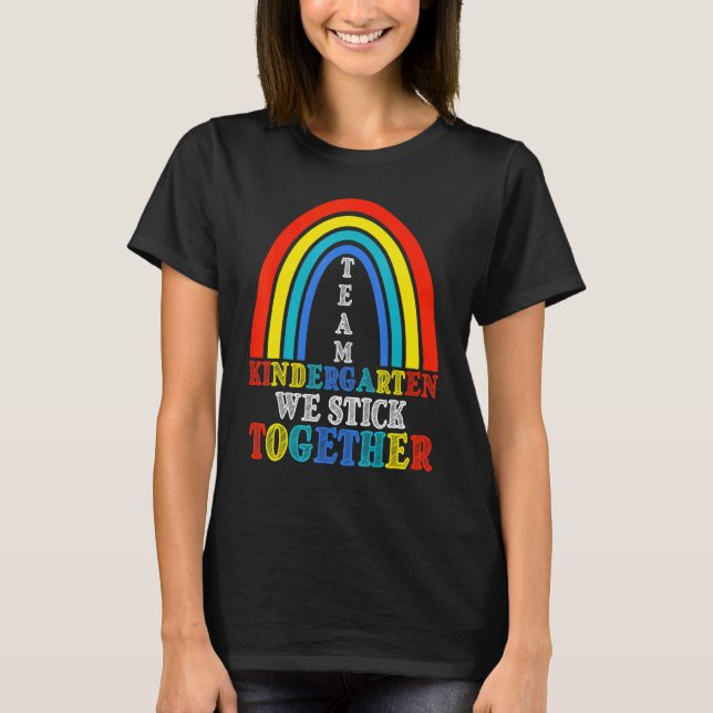 Camiseta Team Kindergarten We Stick Together Back To School (Anverso)