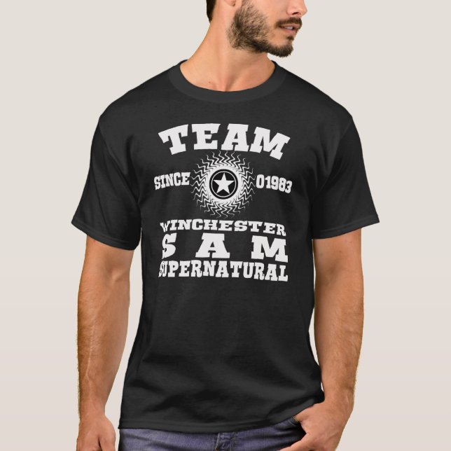 CAMISETA TEAM WINCHESTER SUPERNATURAL 1983 (Anverso)