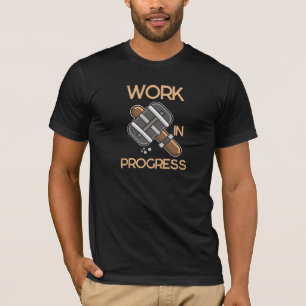 Camiseta Tee de martillo de trabajo en curso - Texto editab